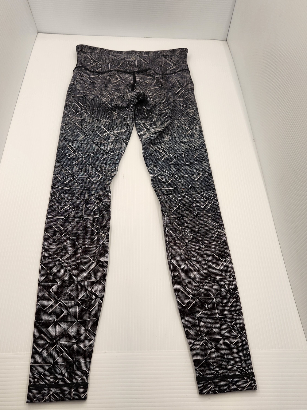 High-Rise Printed Women's Active Leggings in Dark Gray - Picture 9 of 9